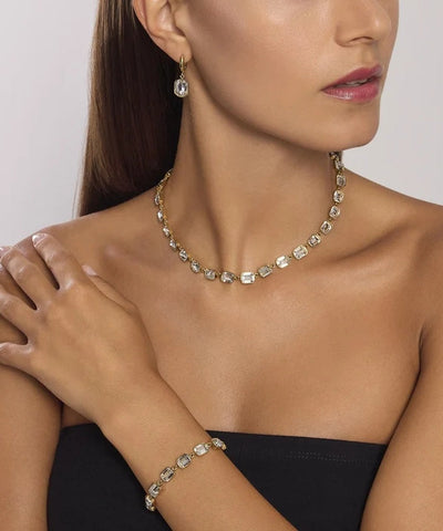 Pulseira dourada com cristais brancos