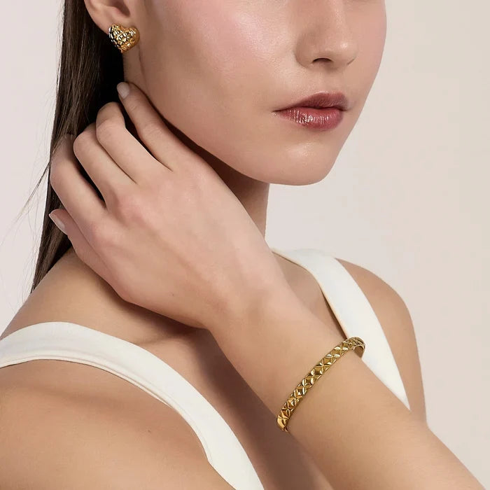 Bracelete Matelassé em aço dourado