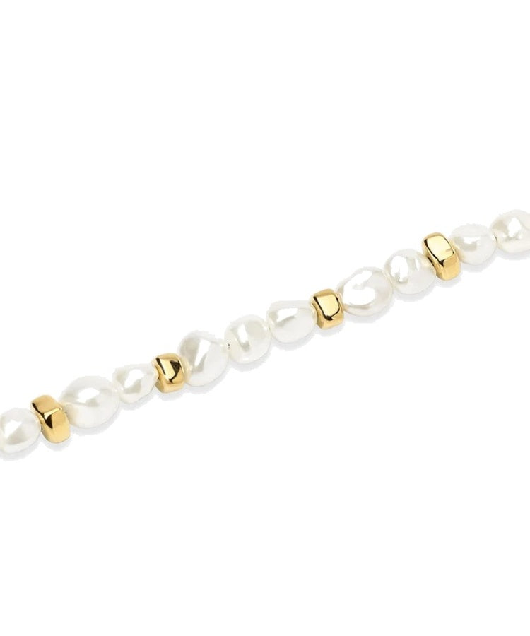 Pulseira dourada com pérolas de concha