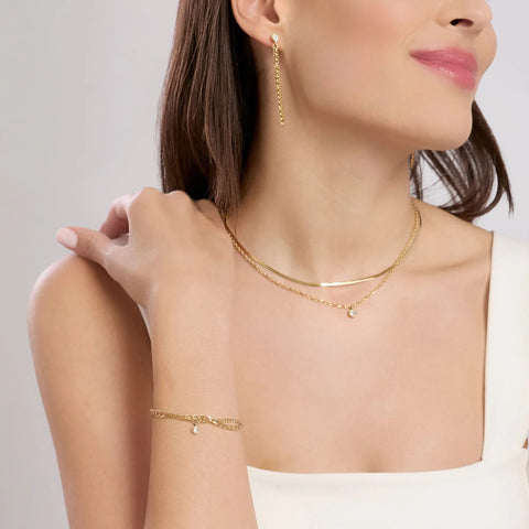 Choker dourado com correntes e cristal