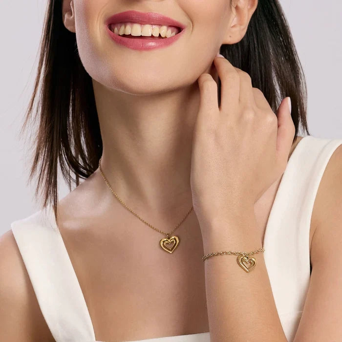 Choker dourado com coração