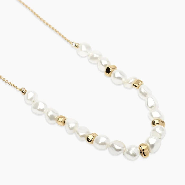 Colar choker dourado com pérolas de concha