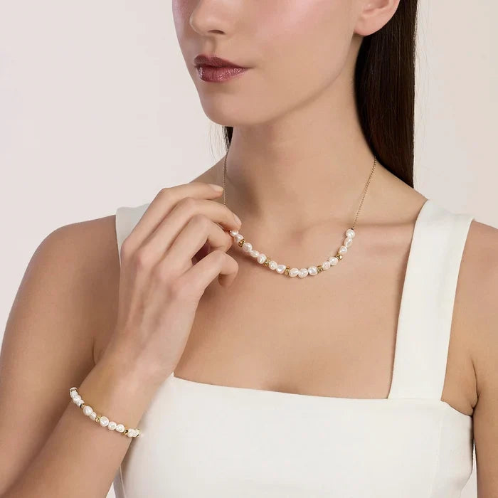 Colar choker dourado com pérolas de concha