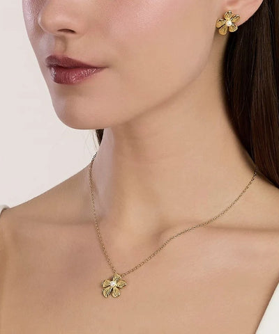 Colar choker com flor em aço dourado martelado Kidult