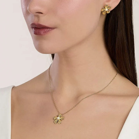 Colar choker com flor em aço dourado martelado