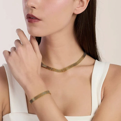 Colar choker ajustável dourado com corrente em malha
