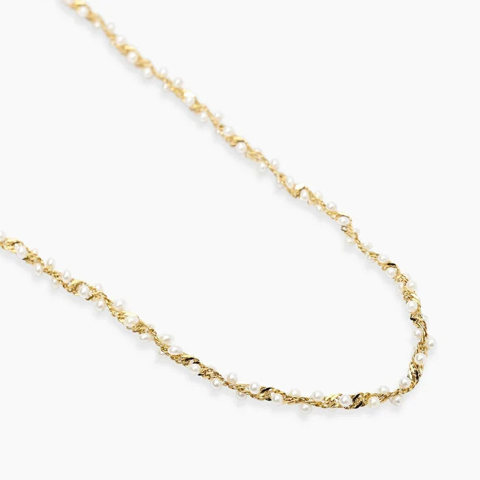 Colar choker dourado com pérolas de concha