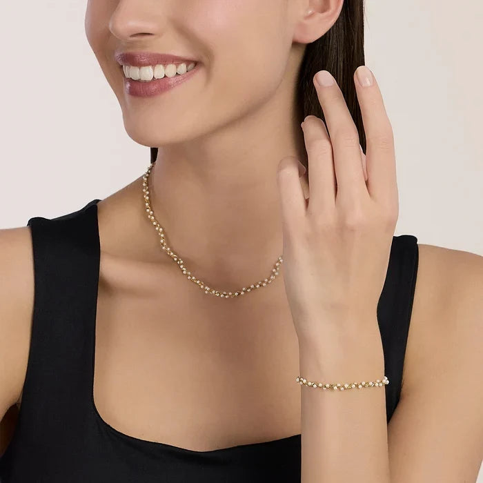 Colar choker dourado com pérolas de concha
