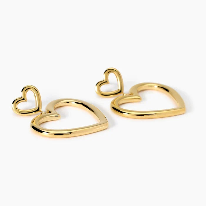 Brincos em aço dourado com corações