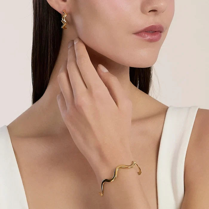 Brincos argola aberta curva em aço dourado