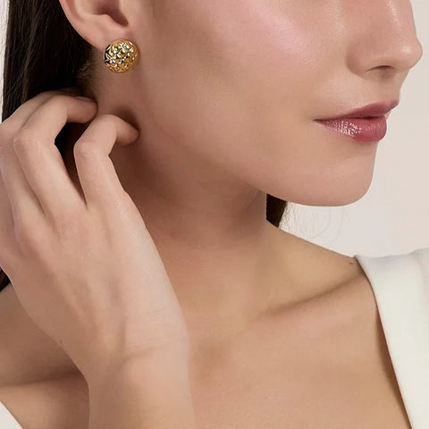 Brincos em aço dourado matelassé